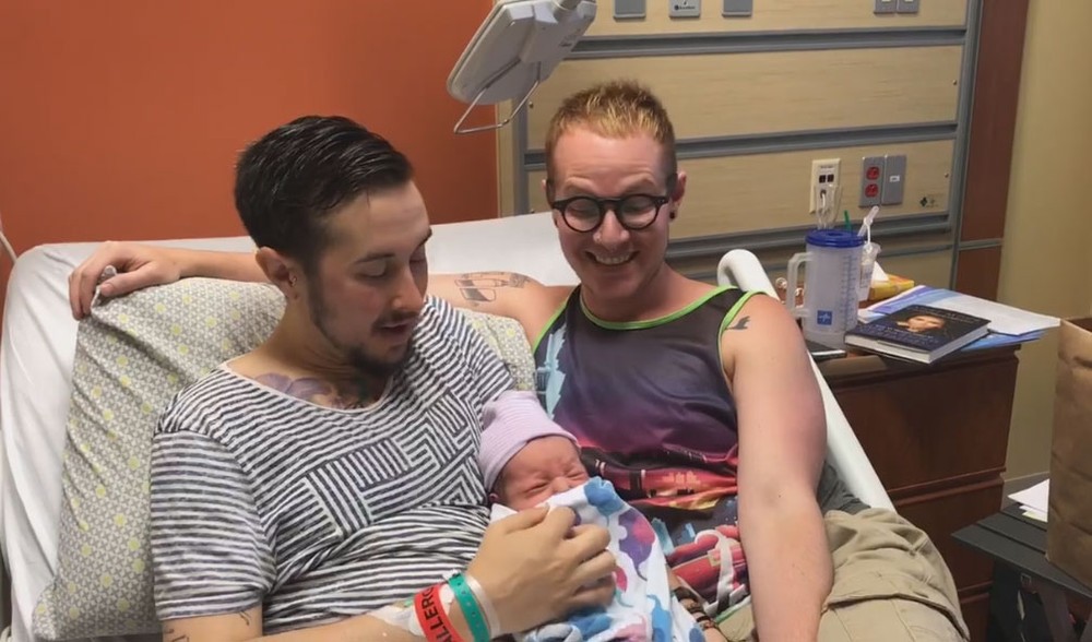 Bebê filho de transgênero e parceiro nasce nos Estados Unidos (Foto: Reprodução Facebook Biff and I)