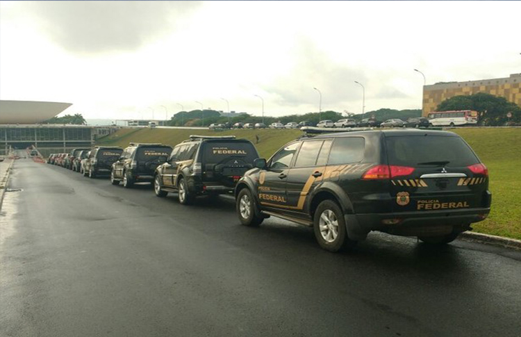 Viaturas da Polcia Federal foram estacionadas na entrada do Congresso (Foto: Elielton Lopes)