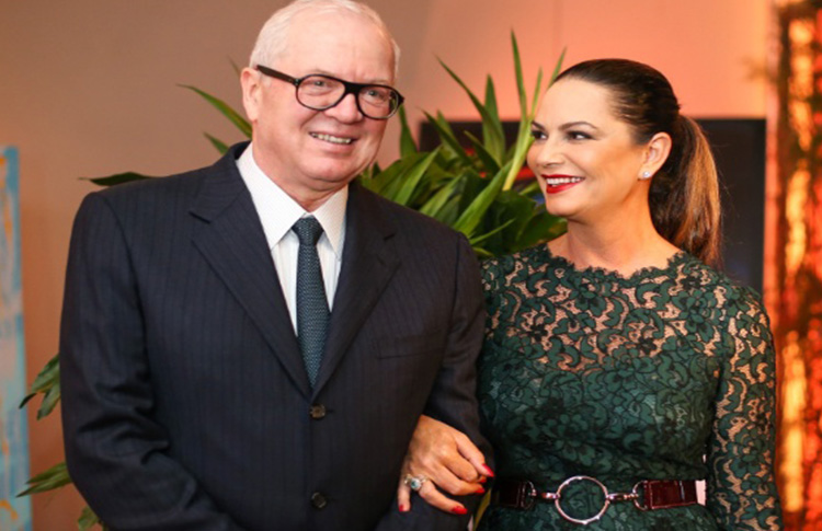Luiza Brunet com o empresrio Lirio Parisotto em jantar beneficente no dia 2 de maio, poucos dias antes de ser agredida